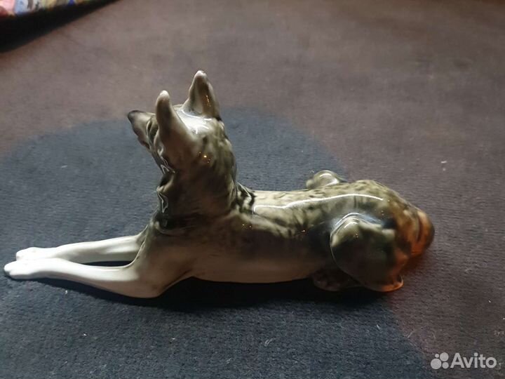 Фарфоровая статуэтка лфз - собака