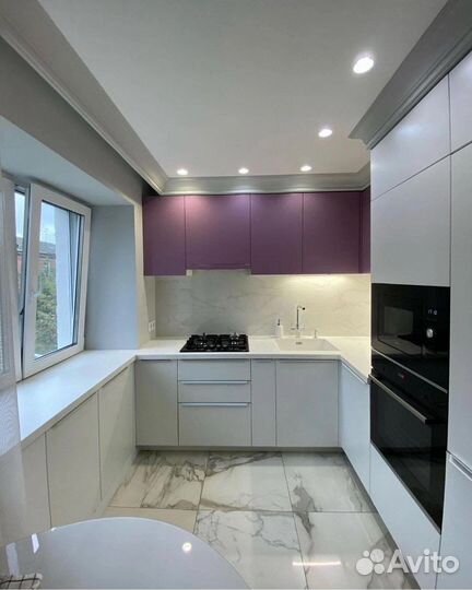 Маленькая угловая кухня до потолка