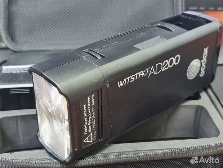 Фотовспышка Godox AD200