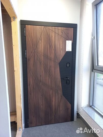 Дверь входная в квартиру