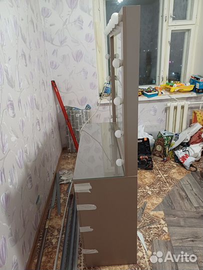 Гримерное зеркало с лампочками