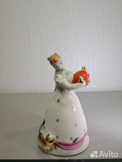 Девушка с чайником Фарфор