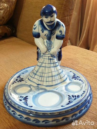 Фарфоровая статуэтка рыбак с неводом гжель