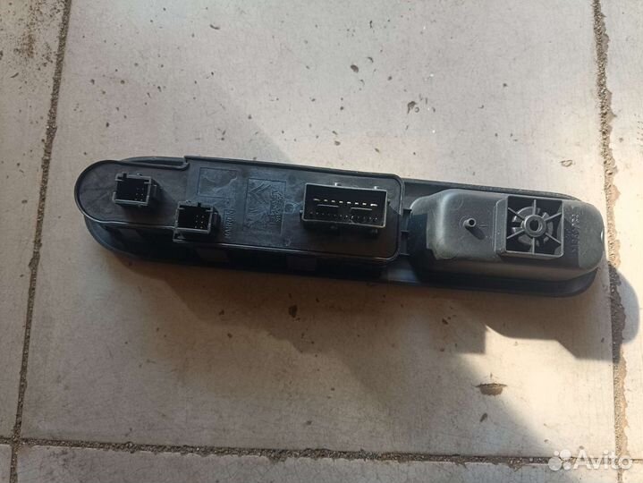 Блок управления стеклоподъемниками Peugeot 3008