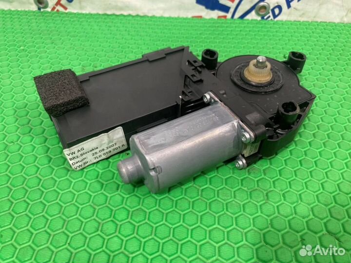 Мотор стеклоподъемника передний правый Volkswagen