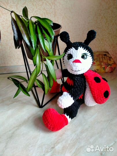 Божья коровка плюшевая