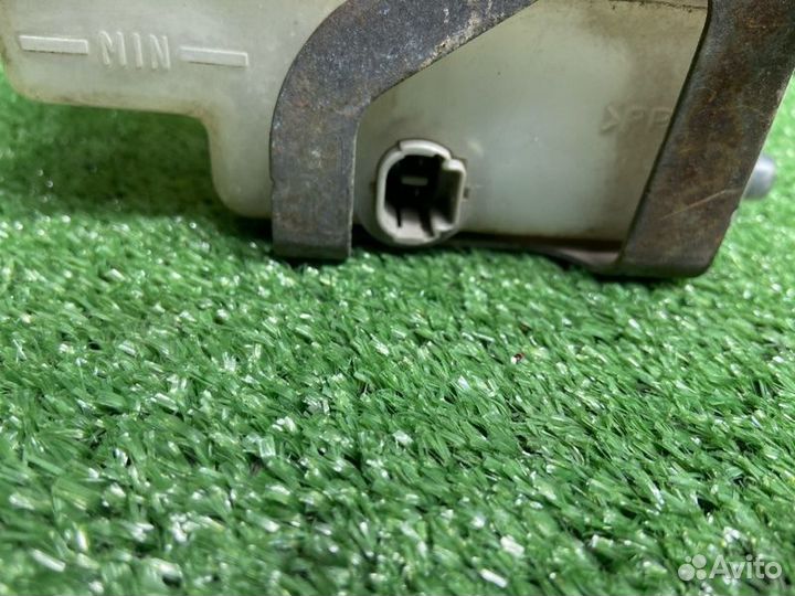 Бачок тормозной жидкости Toyota Noah R60