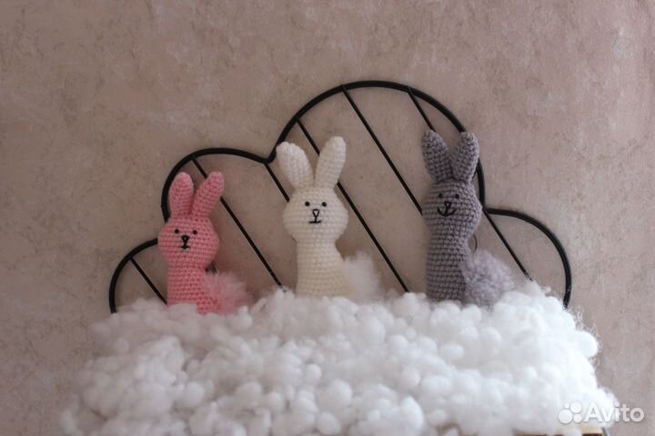 Вязаный брелок зайка