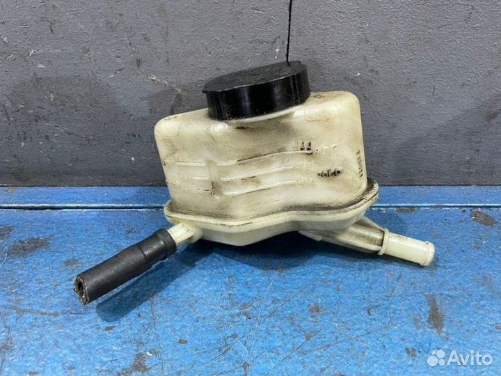 Бачок гура Nissan Teana J32