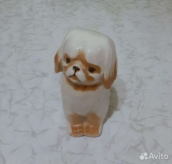 Фарфоровая статуэтка собаки 