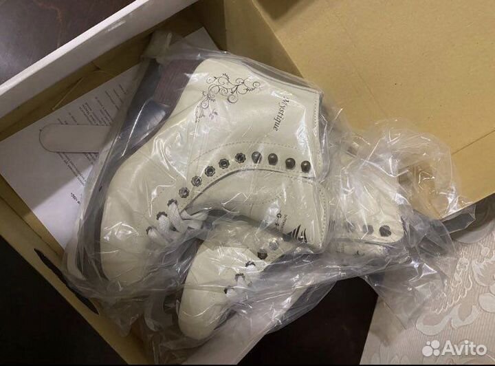 Коньки фигурные Mystique 39,38р