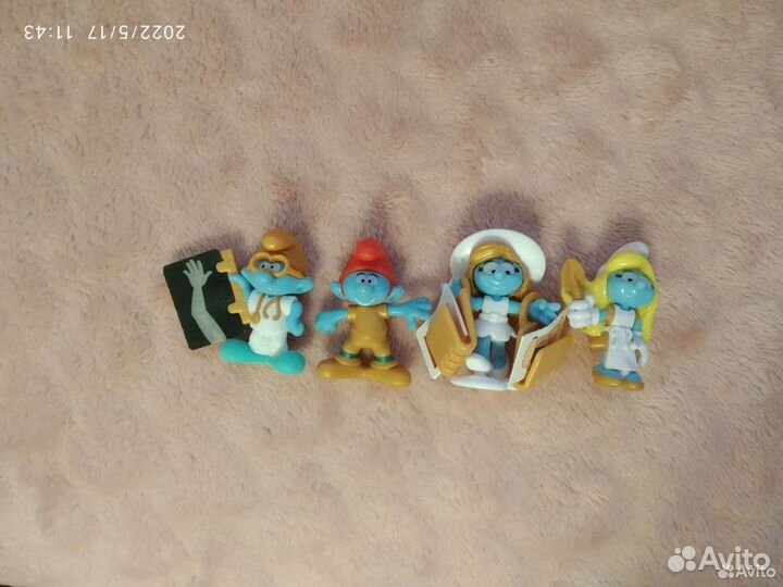 Фигурки из киндер сюрприза Золотые Смурфики 2022