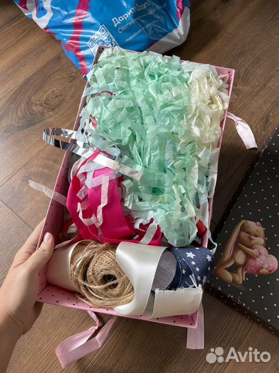 Коробка с летанми, мишурой