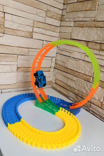 Гоночный трек. Машинка на батарейках