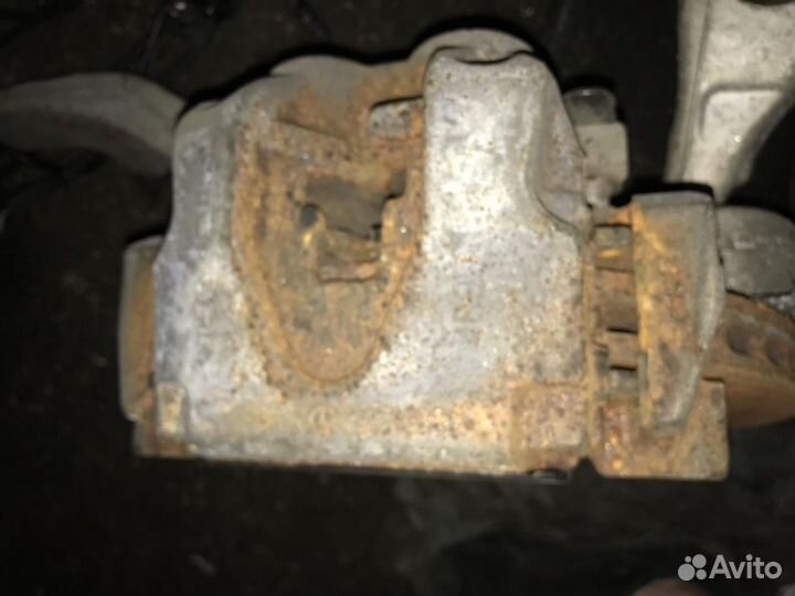 Суппорт тормозной передний левый Mercedes-Benz