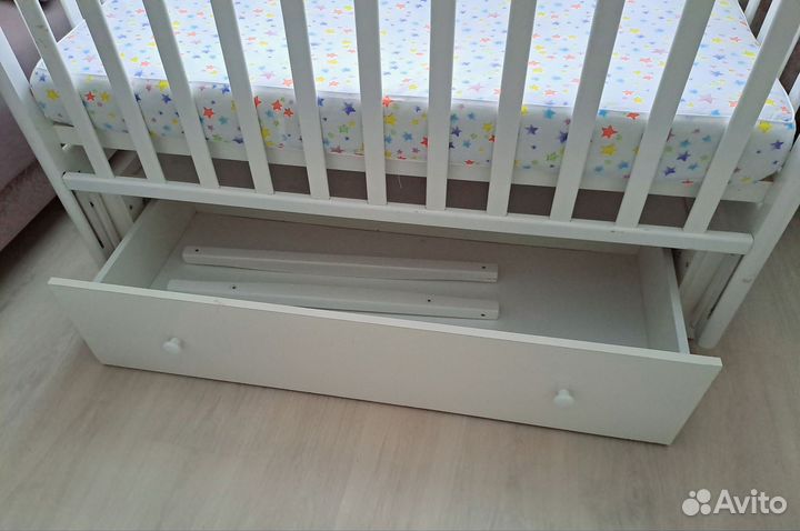 Детская кроватка с маятником