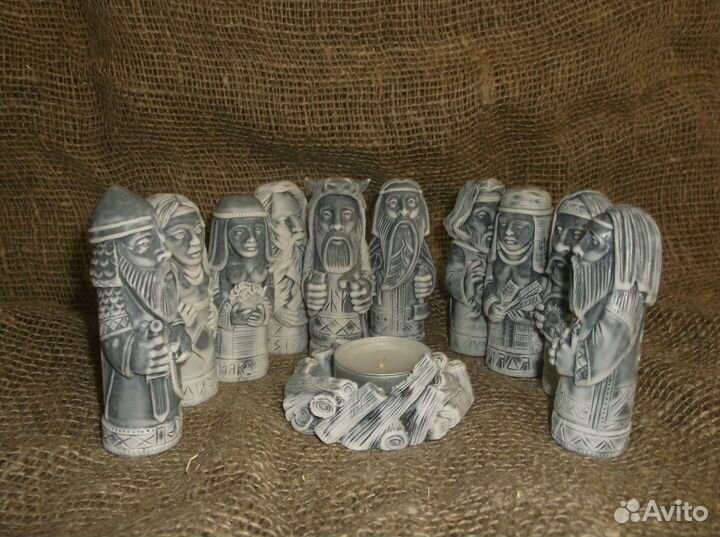 Фигурки славянских богов у костра пантеон кумиры