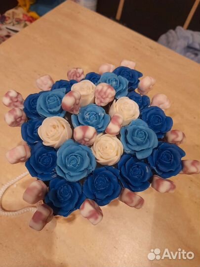 Коробочка с цветами из шоколадных роз