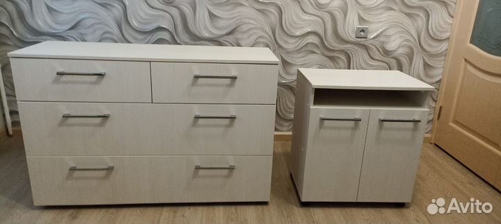 Продается комод.тумбочка люстра и две картины