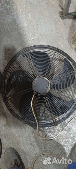 Осевой вентилятор с защитной решеткой