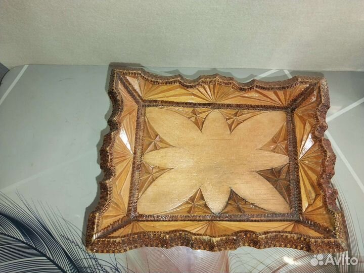 Деревянная резная шкатулка