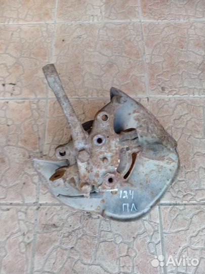 Кулак поворотный левый на мерседес 124