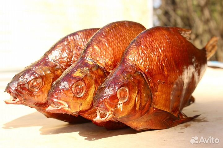 Продавец копченой рыбы