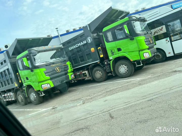 Водитель самосвала