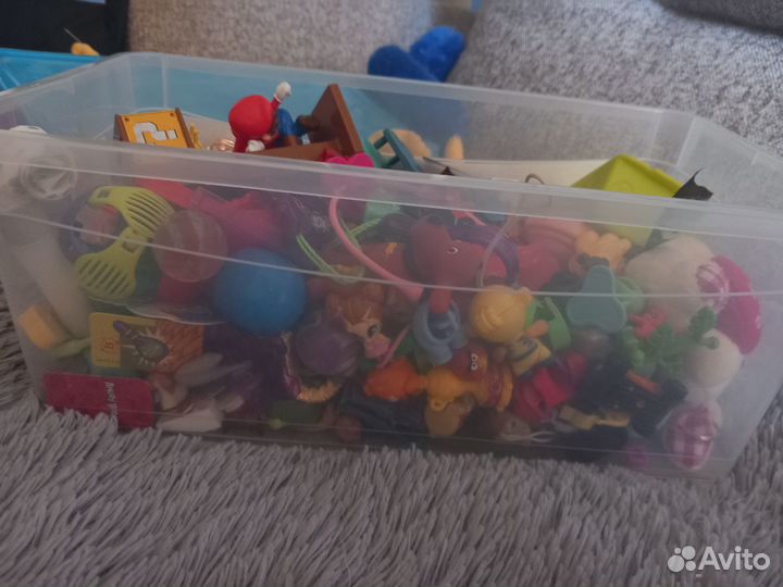 Продам коробку с игрушками киндер