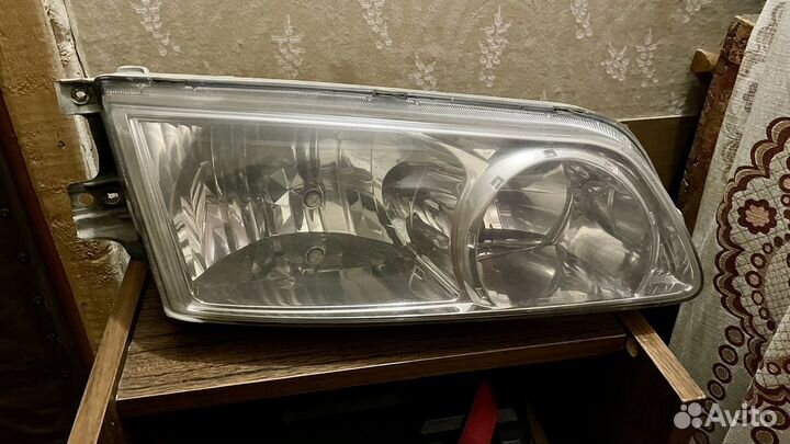 Фара правая на Hyundai H-1 921024A500
