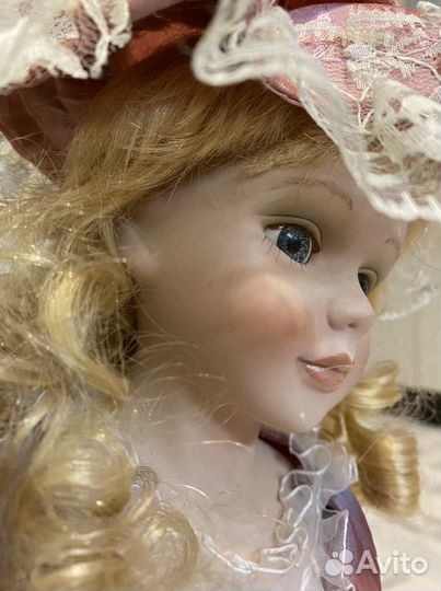 Кукла фарфоровая