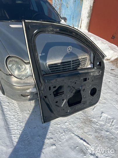 Дверь пепедняя левая рено сандеро 1