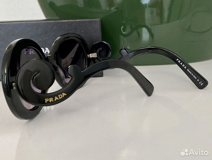 Солнечные очки Prada