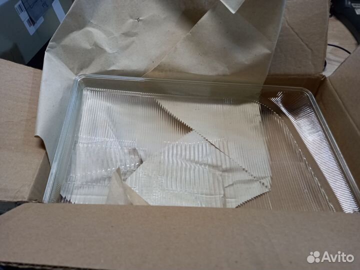 Левое стекло фары мерседес E 124 новое