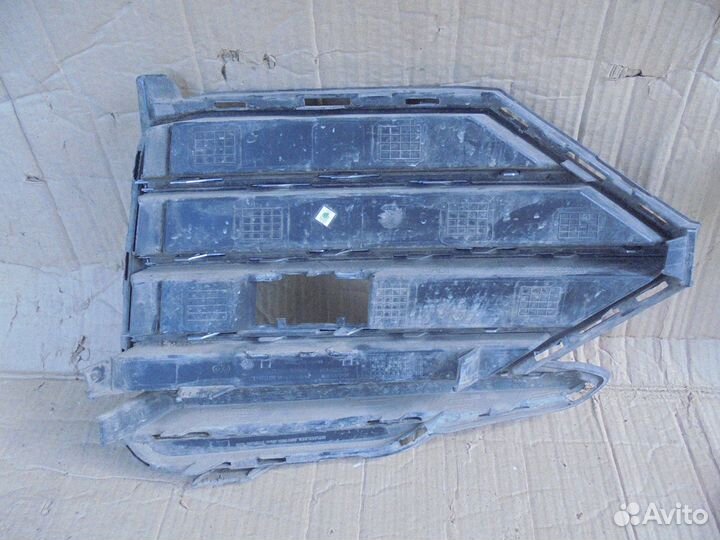 Решетка бампер передняя левая Volkswagen Touareg 3