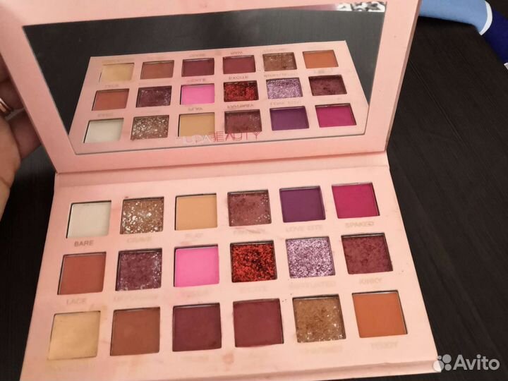 Палетка теней huda beauty