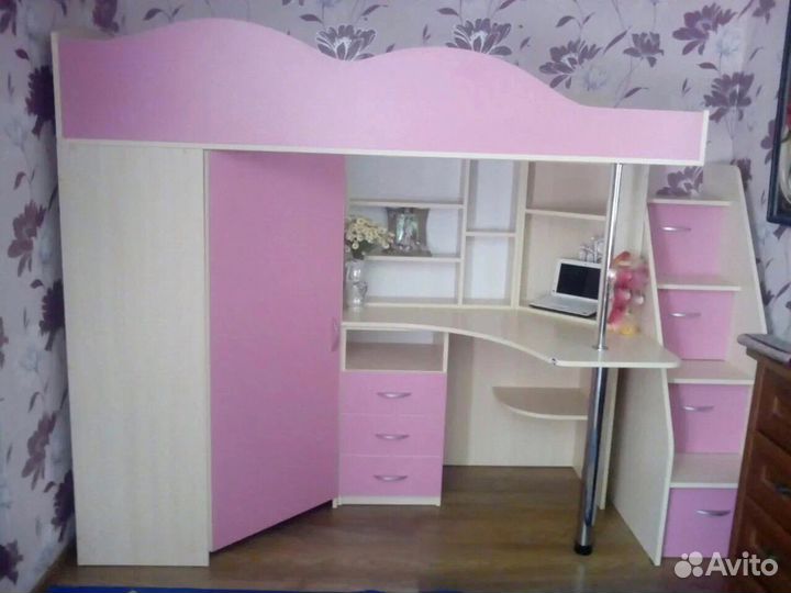 Детская кровать чердак со столом и шкафом