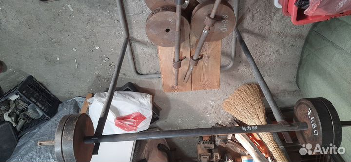 Штангу со стойкой и скамейкой с гантелями