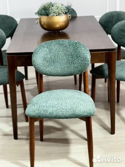 Кухонный стол и стулья новый