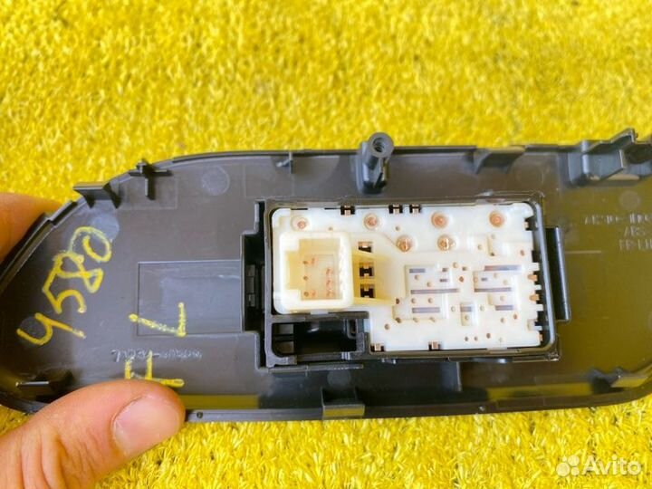 Блок управления стеклоподъемниками передний левый