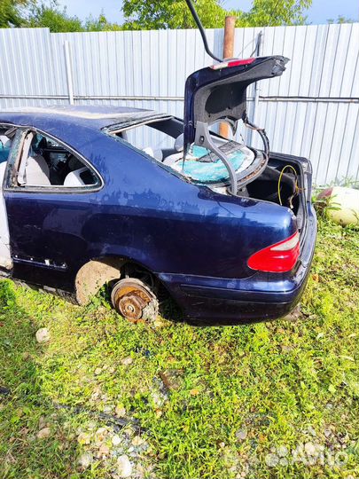 Заднее левое крыло Mercedes Benz w208