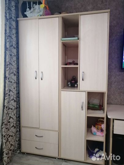 Два отдельных шкафа в детскую со столом