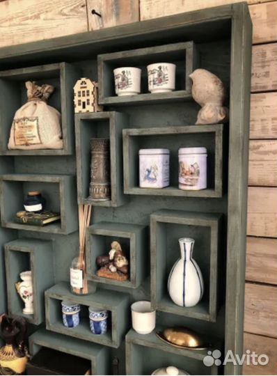 Деревянный шкаф с открытыми полками