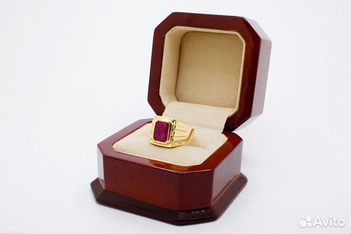 Новый золотой перстень с красным изумрудом