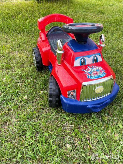 Машинка-каталка детская красная