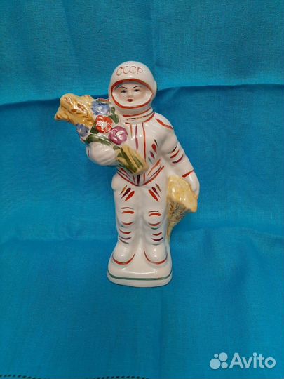 Фарфоровые статуэтки Космонавты