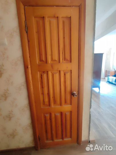 Дверь их массива дерева бу