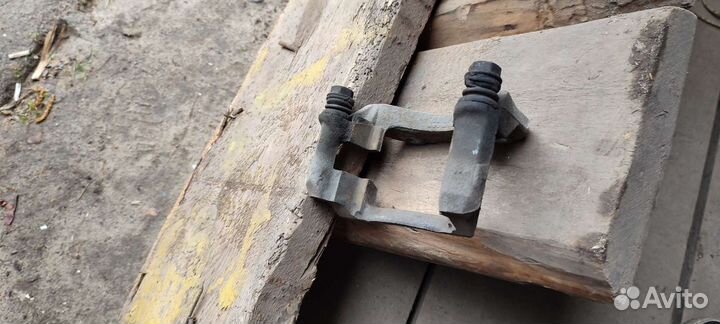 Скобы суппорта largus