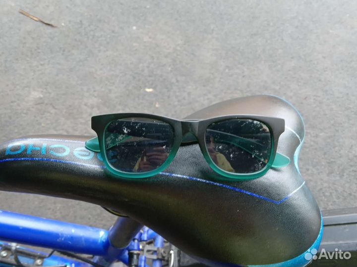 Чёрно-зелёные солнце-защитные очки