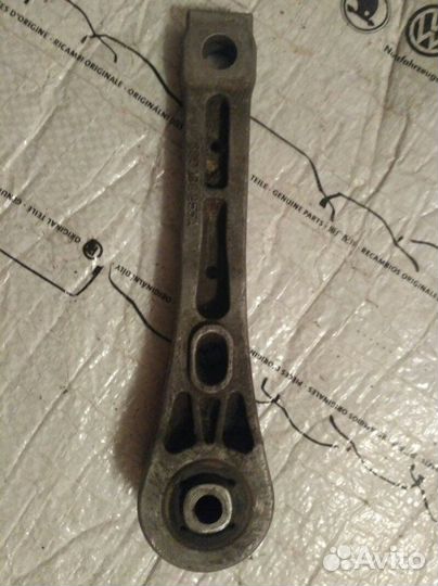 Опора двигателя задняя Volkswagen Passat B6 2.0